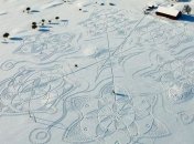 Финский художник с помощью добровольцев создал гигантский узор из снега на поле для гольфа (фото, видео)
