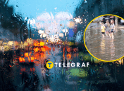 Дети стоят по колено в воде из-за сильного ливня