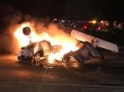 В Калифорнии на автостраду упал самолет (Видео)