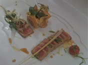 Тунец с овощами, заправленными кориандром с соевым соусом