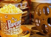 Почему лопает попкорн?