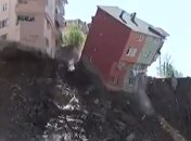 В Турции в пропасть рухнул многоэтажный жилой дом: видео