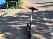 Брошенный на тротуаре самокат