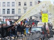 Европейские фермеры в Брюсселе поливают полицию молоком (Фото)