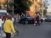 Tesla въехала в Range Rover в центре Киева: 6 пострадавших (Фото и видео)