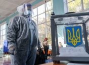 Українці з підозрою на коронавірус голосують вдома з цілою делегацією з ЦВК (фото і відео)