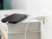 Багато хто підключає кабель до розетки, і робить правильно