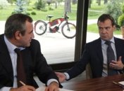 Медведев приехал на совещание на электровелосипеде (фото)