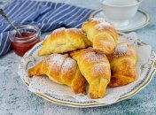 Пышные круассаны с вишнями