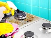 Два простых средства для удаления засохших остатков пищи с плиты, не царапая ее