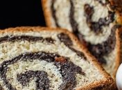 Готовьте сразу два: победитель "Мастер Шеф" Евгений Клопотенко поделился рецептом макового рулета (видео) 