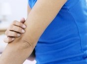 Как правильно ухаживать за кожей на локтях и коленях