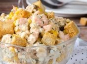 Новогодний рецепт: салат с креветками, кукурузой, яйцами и сухариками