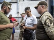 Работники ТЦК проверяют документы в Харькове