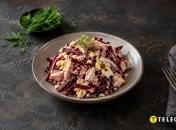 Салат из свеклы и курицы получается нежным и сытным