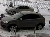 Россиянин переехал женщину с коляской из-за замечания и уехал (видео)