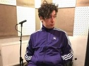 Дмитрий Шуров стал дояром коровы в селе под Киевом (Видео)