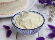 Сир просто тане в роті