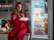 Жінка біля відкритого холодильника