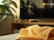 Щоб ідеально протерти екран телевізора, треба знати знати кілька секретів (зображення створено за допомогою ШІ)