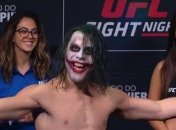 "Почему такой серьезный?": "Джокер" сразился в дуэли взглядов с бойцом UFC (Видео)