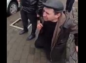 На коленях просился в полицию от жены: сеть повеселило курьезное видео с пьяным мужчиной