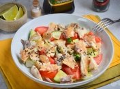 Овощной салат с копченой скумбрией