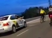 Хотел проучить: пассажир такси открыл стрельбу по велосипедистам (видео)