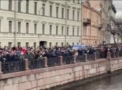 Тысячи людей скандируют "Путин – убийца!": видео из Москвы и Петербурга