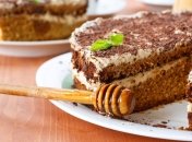 Медовик с черносливом. Самый вкусный рецепт к Медовому Спасу