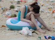 Как выглядит пляж в Китае, после посещения полумиллионной толпы отдыхающих (Фото)