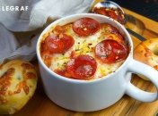 Пицца в чашке станет отличным вариантом быстрого завтрака (изображение создано с помощью ИИ).