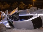 В Днепре Volkswagen вылетел на тротуар, врезался в магазин и перевернулся: пассажиров забрала "скорая" (фото, видео)