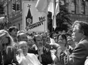 Киев, 24 августа 1991 года. Один из авторов Акта о провозглашении независимости Украины, народный депутат Украины Левко Лукьяненко среди киевлян после голосования. Фото: Украинское радио