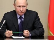 "Нарисовал, как курица лапой": Путин не смог разобрать свой почерк (Видео)