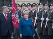 Меркель в Киеве обратилась к военным на украинском языке