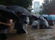 Без транспорта, света и воды: десятимиллионный город в Китае парализован из-за сильнейших ливней