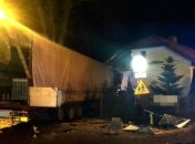 Украинец в Польше врезался в дом, авто остановилось в метре от спящих детей