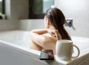 Не пользуйтесь смартфоном, лежа в ванне