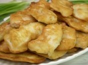 Куриные отбивные в луковом кляре получаются сочными и нежными