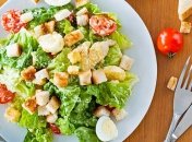 Рецепт дня: салат Цезарь с жареной курицей и гренками