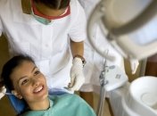 Стоматологи вступились за желтые зубы