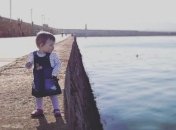 Такого вы еще не видели: отец снимает маленькую дочку в опасных местах (Фото)