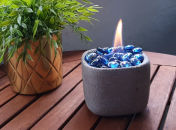 В зависимости от цвета стеклянных шариков камин создает разную атмосферу