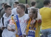 С патриотическим раскрасом, блестками и флагами: рекордное число украинцев вышло поддержать сборную в Киеве