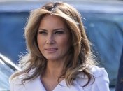 Стильный образ Мелании Трамп: белое платье-пальто и высокие каблуки 