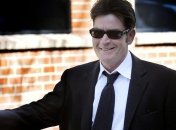 Чарли Шин пожертвует миллион долларов армии