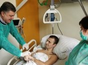 Порошенко навестил раненого бойца АТО в Дрездене