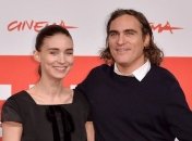 СМИ: Руни Мара и Хоакин Феникс обручились