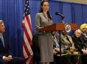 Худощавая Анджелина Джоли выступила с речью в Вашингтоне